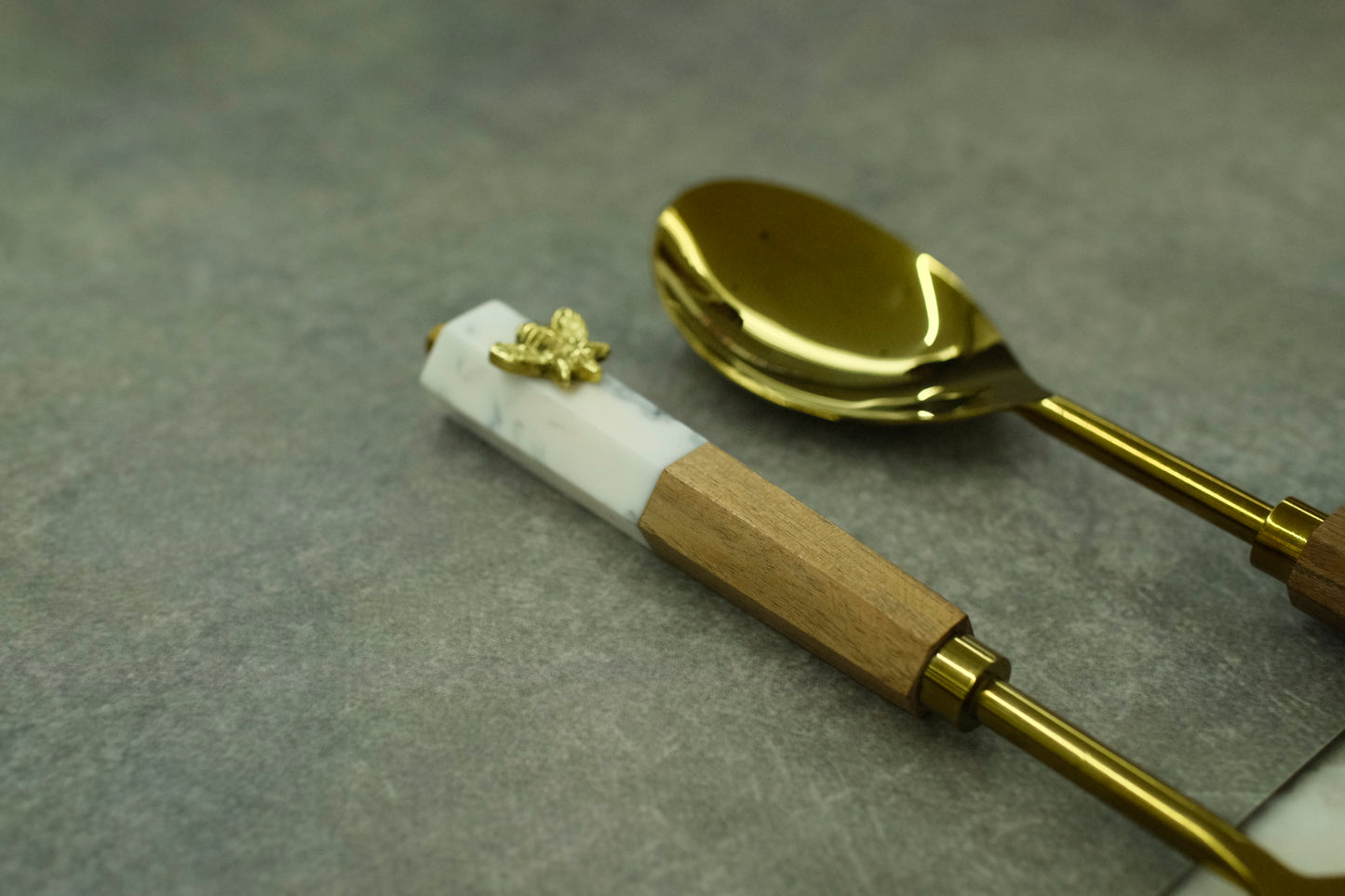 Cream and Wood QueenBee Serving Set